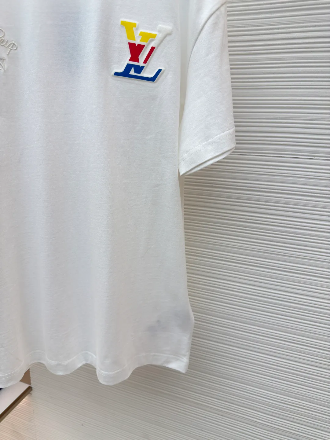 LOUIS VUITTON Colorful embossed embossed T-shirt ●Authentic product: Purchased and developed for 7700 ●Item number: 1680326-A00 ●Material: long-staple cotton fabric ●Technology: embossed embossed production ●Version: fitted version ●Weight: about 275 grams ●Size: S-M-L-XL ●Description: The fabric is made of 40s double-ply long-staple cotton yarn plain fabric, and the fabric surface is treated with dust-free lint technology. The finished fabric is passed through a mercerizing machine to increase the gloss of the fabric. It is matched with 32s double-ply cotton cover silk cylindrical open rib. The front and rear sleeves are screen printed with an eight-claw machine, and the Y pattern is scanned. To make large-scale film stencils, we use a water slurry + glue mixed material for color printing. We open a convex embossing mold according to the printing film, and accurately cut the pieces by hand to emboss the printed letters. The inside is filled with 4-mile-thick sponge material. The front panel is embroidered with a domestic high-speed machine, and the rayon thread is used to embroider the letters. The overall wiring is straight and delicate, the fabric is comfortable and soft, and the color is consistent without color difference. It can be matched with the same style to create a fashionable look and control various occasions. Customized accessories, complete with three standards, same style for men and women!